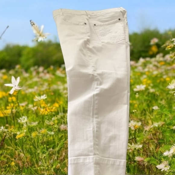 Chicos white jean capris Premium brand size one in excellent condition 5… - Picture 2 of 16